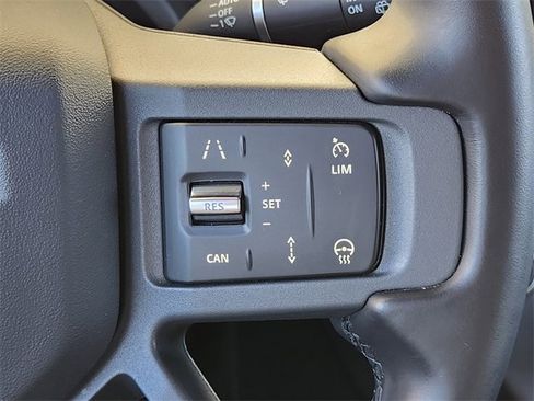 Used 2025 Land Rover Defender 130 X-Dynamic SE image 28