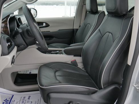 Used 2024 Chrysler Pacifica Limited image 20