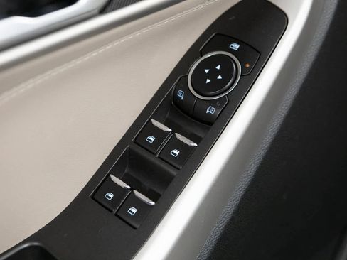 Used 2023 Ford Explorer XLT image 18