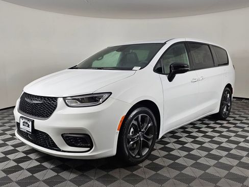 New 2026 Chrysler Pacifica Select image 8