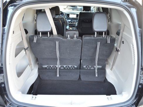 Used 2024 Chrysler Pacifica Touring-L image 37