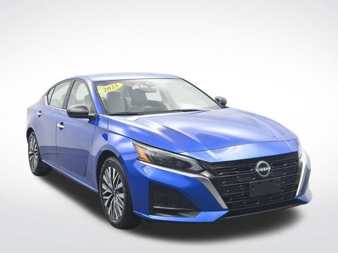 Used 2025 Nissan Altima 2.5 SV FWD image 3