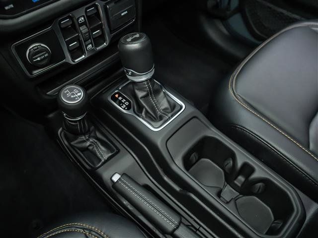 Used 2024 Jeep Wrangler Unlimited Sahara w/ Technology Group AWD/4WD image 29