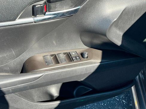 Used 2023 Toyota Camry SE image 19