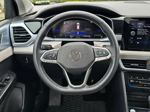 Used 2025 Volkswagen Taos SE AWD/4WD image 19