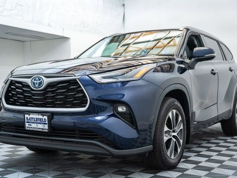 Used 2022 Toyota Highlander XLE AWD/4WD image 3