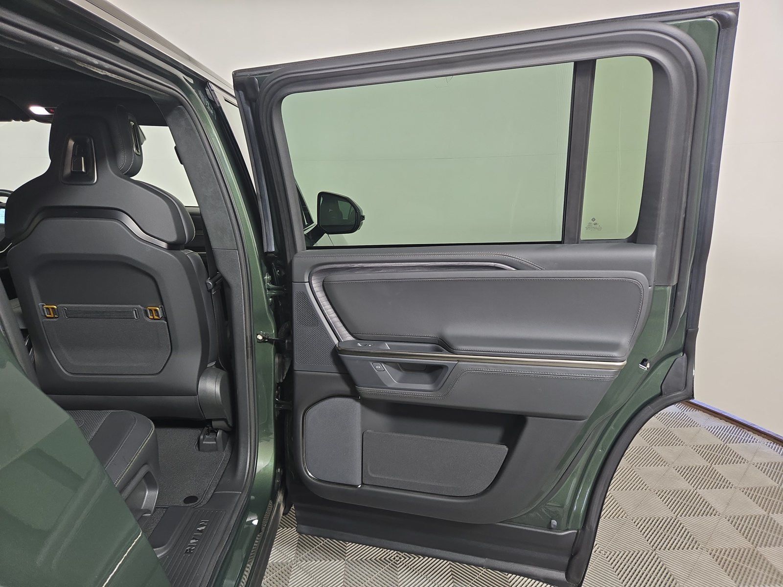 Used 2025 Rivian R1S Adventure Dual AWD/4WD image 19