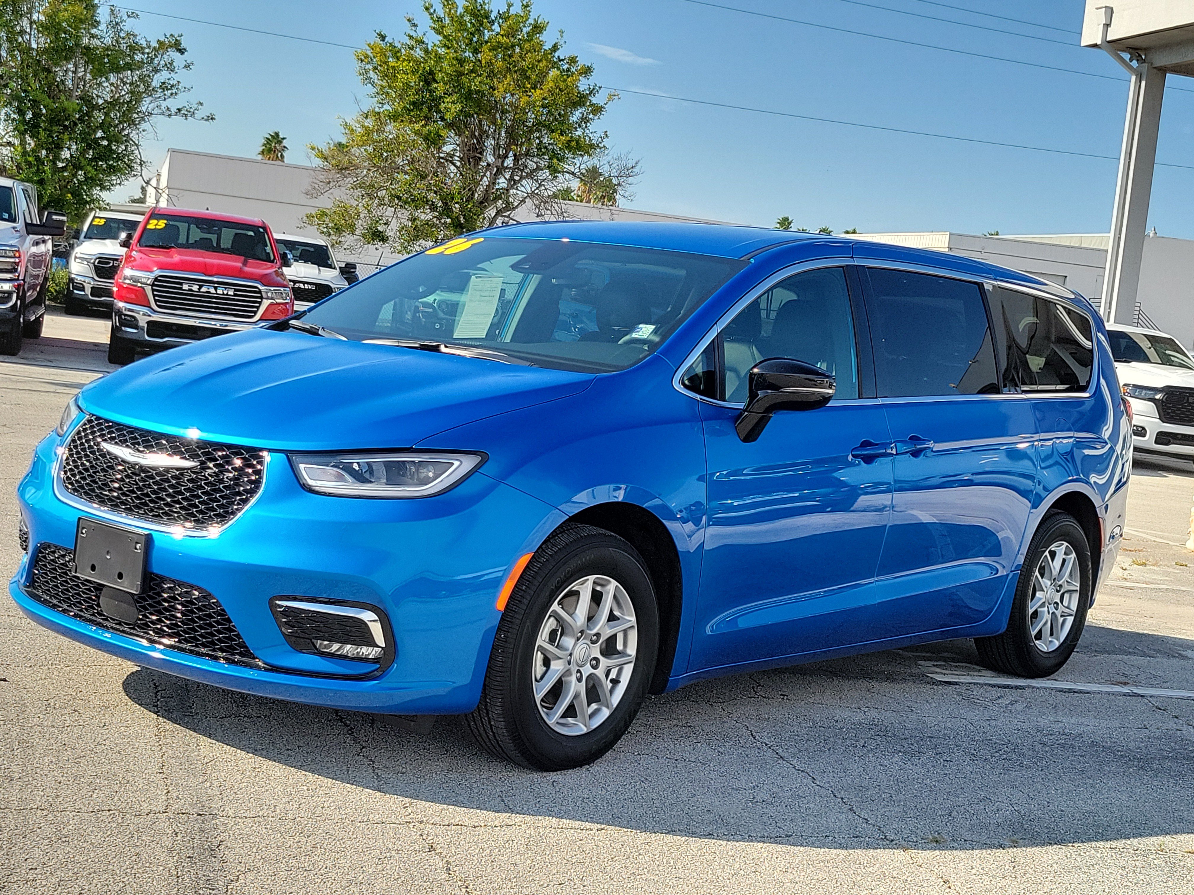 Used 2026 Chrysler Pacifica Select FWD image 2