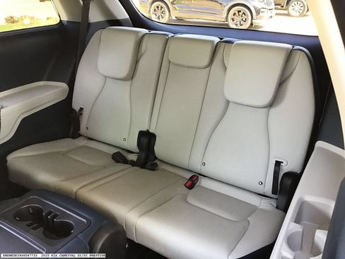 Used 2025 Kia Carnival SX FWD image 10