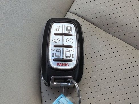 Used 2021 Chrysler Pacifica Touring-L FWD image 29