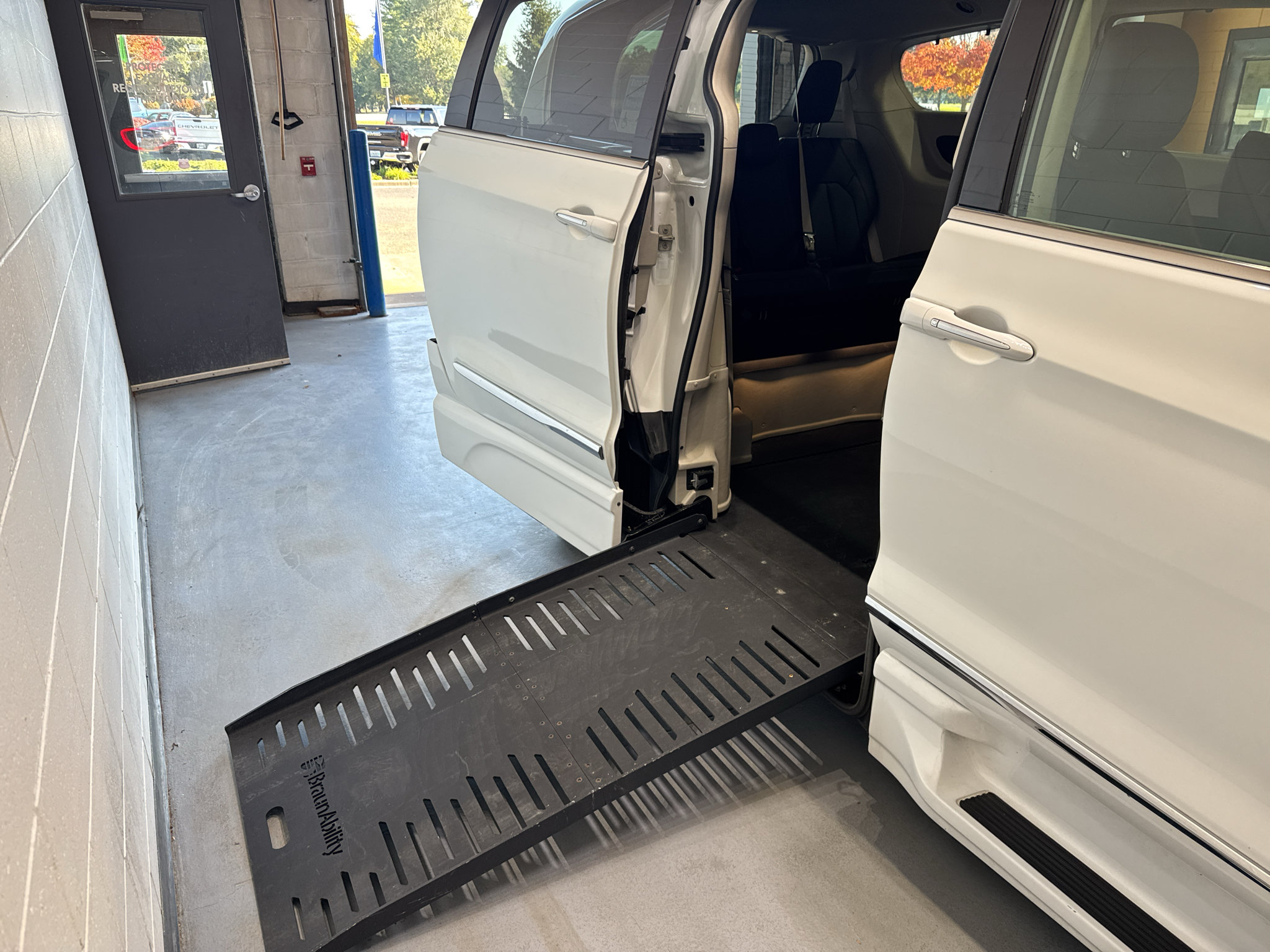 Used 2020 Chrysler Pacifica Touring-L FWD image 20