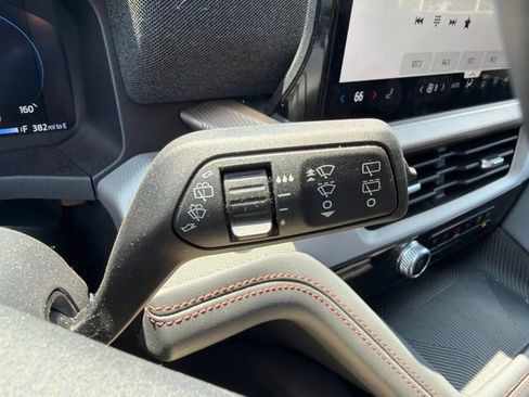 Used 2025 Ford Explorer Active RWD image 46