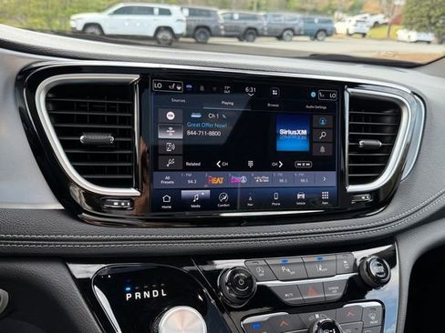 Used 2025 Chrysler Pacifica Limited image 20