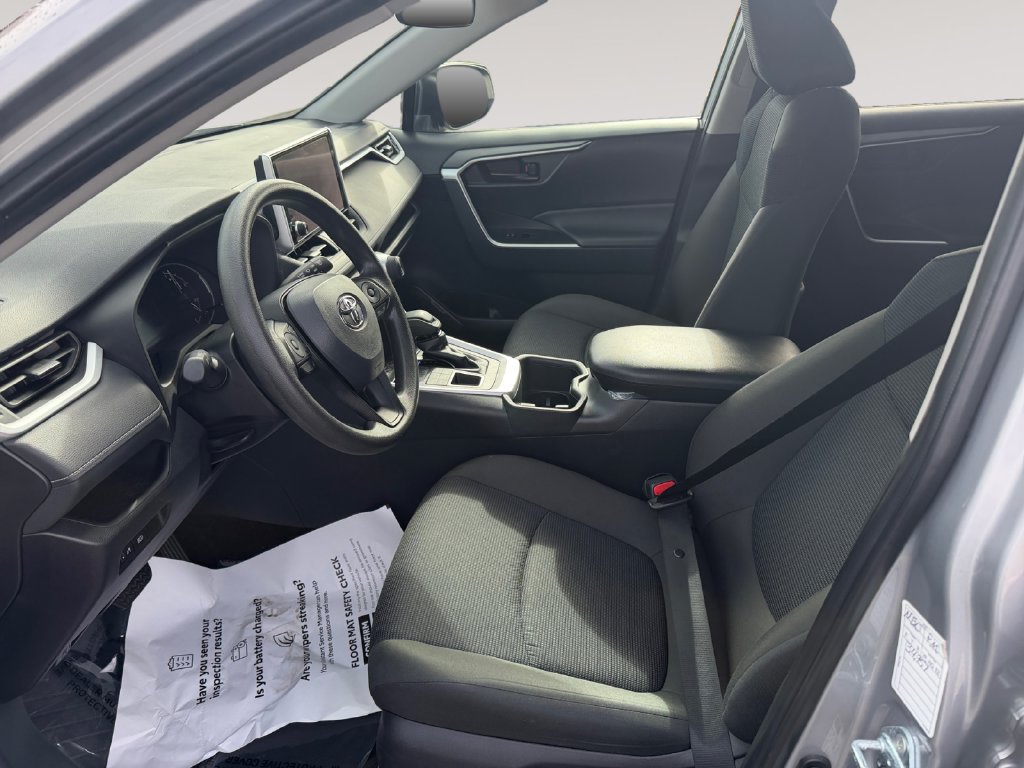 Used 2025 Toyota RAV4 LE AWD/4WD image 9