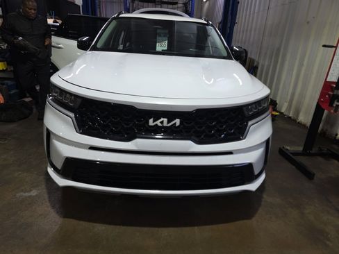 Used 2023 Kia Sorento S image 2