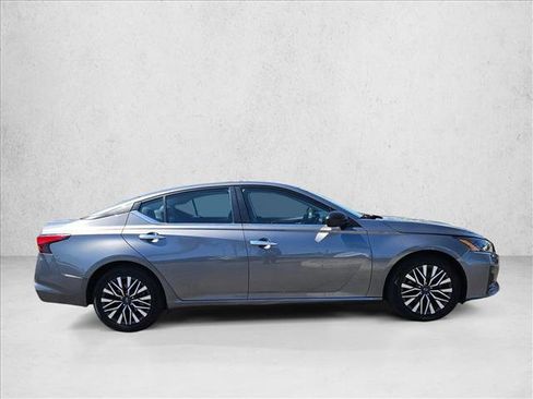 Used 2024 Nissan Altima 2.5 SV FWD image 3
