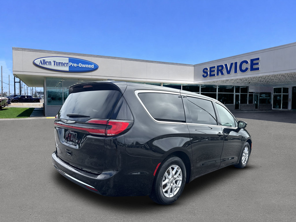 Used 2024 Chrysler Pacifica Touring-L FWD image 8