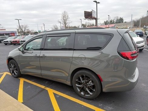 Used 2021 Chrysler Pacifica Touring w/ Uconnect Theater Family Group image 13