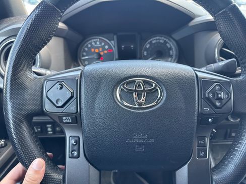 Used 2018 Toyota Tacoma TRD Off-Road AWD/4WD image 10