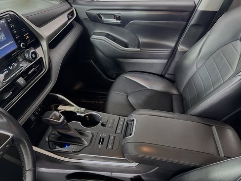 Used 2020 Toyota Highlander XLE image 24