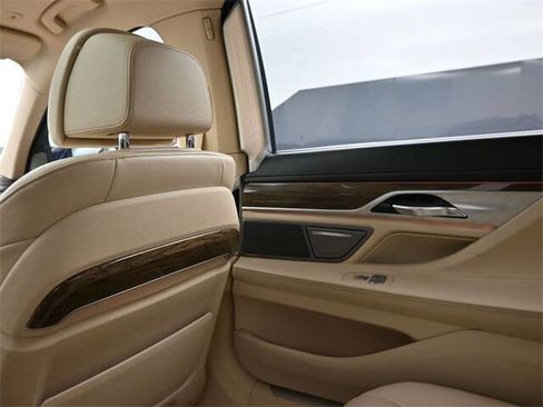Used 2018 BMW 740i image 18