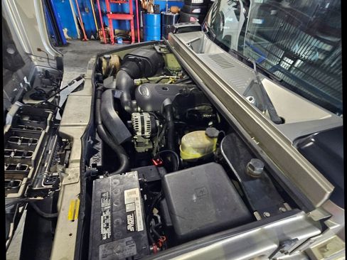 Used 2005 HUMMER H2 SUT w/ Preferred Equipment Group AWD/4WD image 32