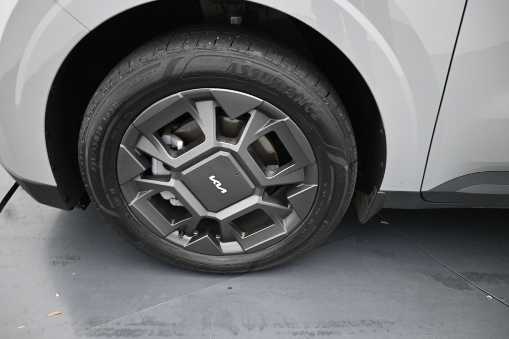 Used 2025 Kia Carnival EX FWD image 14
