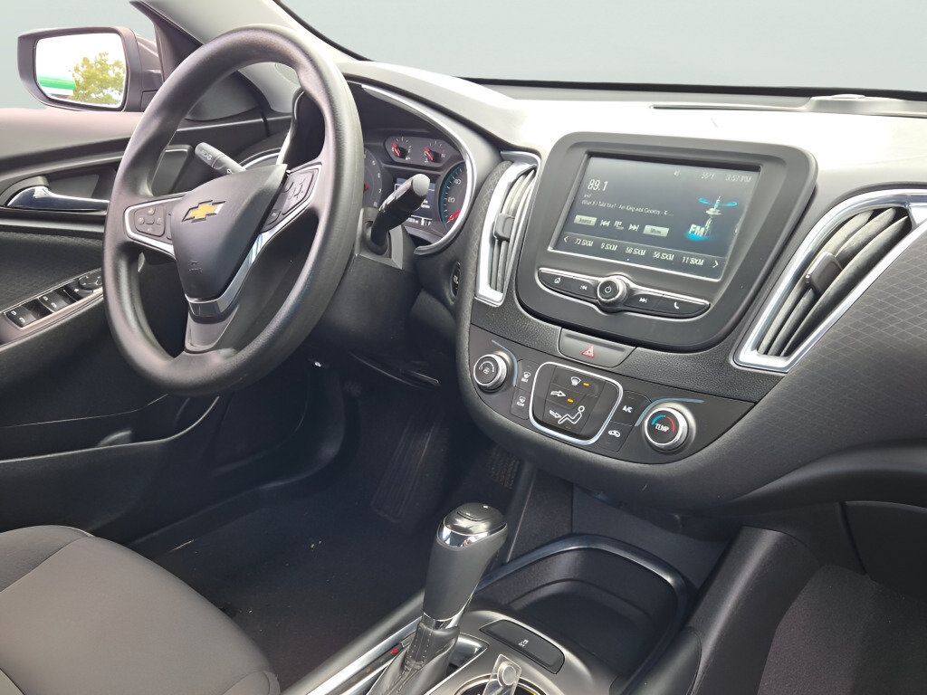 Used 2017 Chevrolet Malibu LT FWD image 8