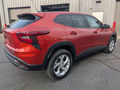 Used 2024 Chevrolet Trax LS w/ LS Convenience Package image 4