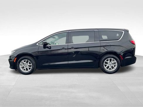 Used 2024 Chrysler Pacifica Touring-L image 7