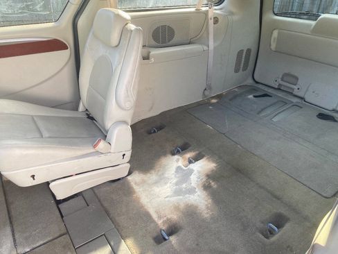 Used 2006 Chrysler Town & Country Limited w/ Trailer Tow Prep Group image 4