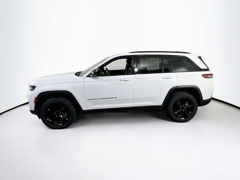 Used 2023 Jeep Grand Cherokee Altitude AWD/4WD image 8