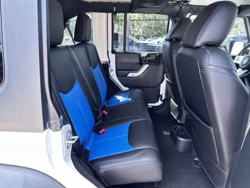Used 2017 Jeep Wrangler Unlimited Rubicon w/ Connectivity Group AWD/4WD image 19
