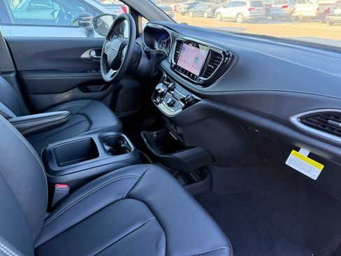 New 2026 Chrysler Pacifica Select image 5