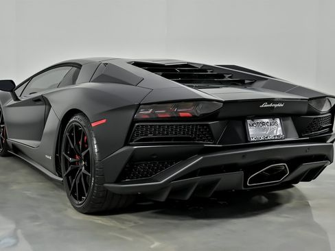 Used 2018 Lamborghini Aventador S image 11