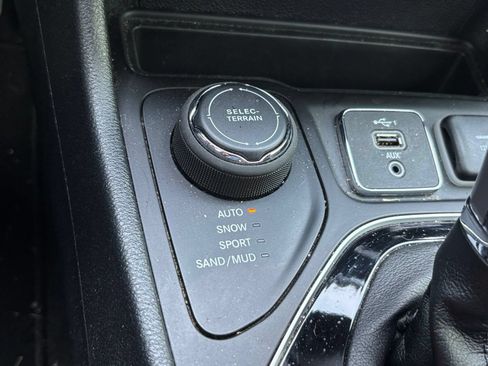 Used 2023 Jeep Cherokee Altitude Lux AWD/4WD image 7