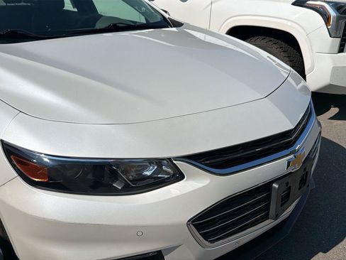 Used 2017 Chevrolet Malibu LT w/ Leather Package FWD image 4