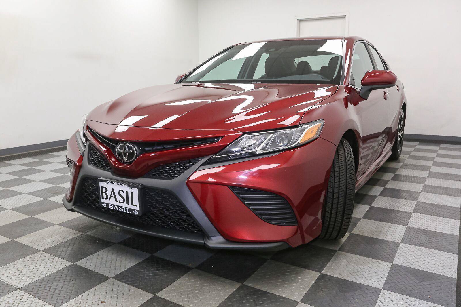 Used 2018 Toyota Camry SE FWD image 4