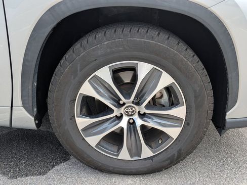 Used 2023 Toyota Highlander XLE FWD image 6