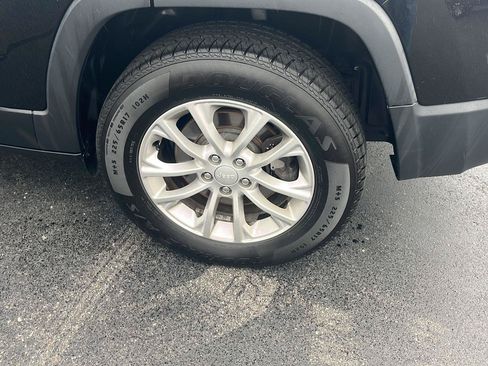 Used 2019 Jeep Cherokee Latitude w/ Cold Weather Group AWD/4WD image 33