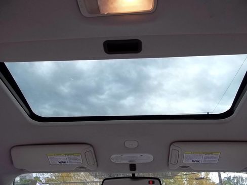 Used 2014 Nissan Versa SL w/ Tech Package image 14