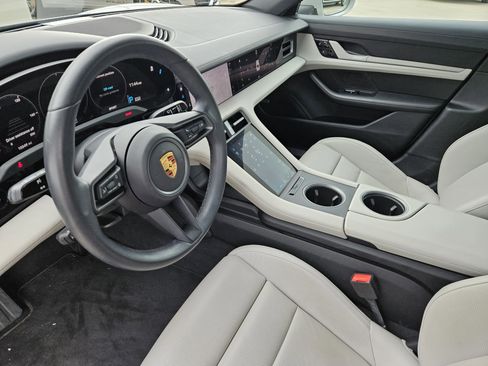 Used 2021 Porsche Taycan image 4