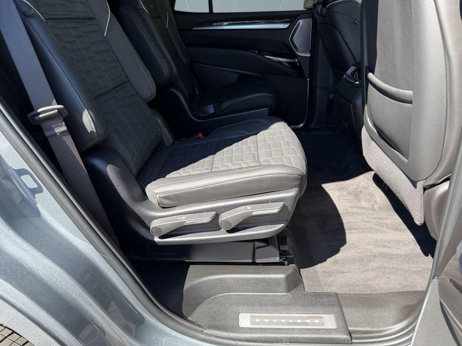 Certified 2025 Cadillac Escalade Sport Platinum RWD image 30