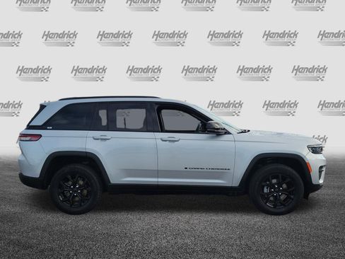Used 2024 Jeep Grand Cherokee Altitude RWD image 8