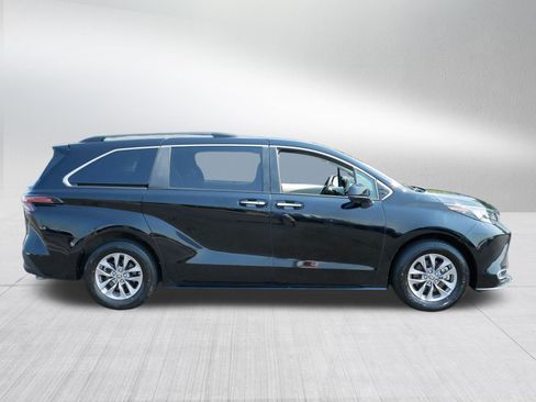 Used 2024 Toyota Sienna XLE FWD image 8