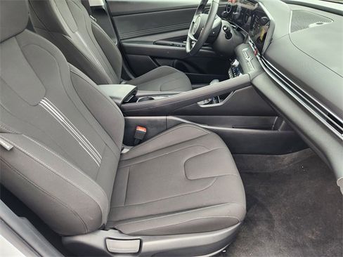 Used 2025 Hyundai Elantra SEL image 14