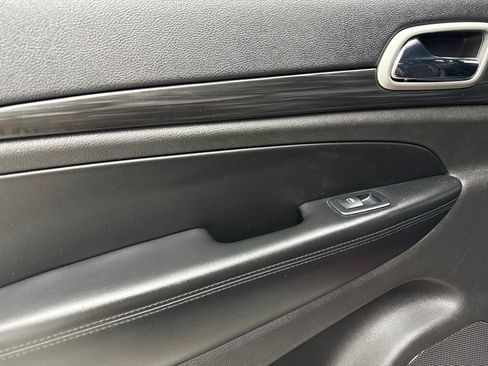 Used 2019 Jeep Grand Cherokee Altitude RWD image 36