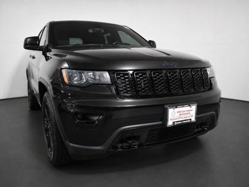 Used 2018 Jeep Grand Cherokee Laredo AWD/4WD image 3