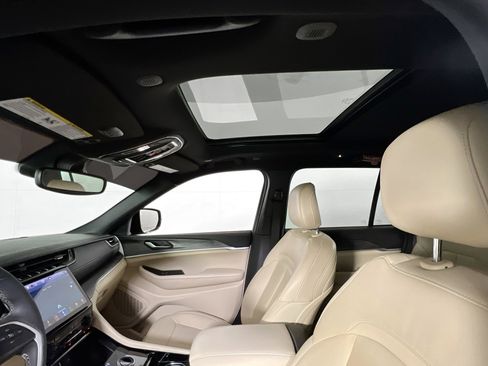 Used 2023 Jeep Grand Cherokee Limited w/ Black Appearance Package image 22