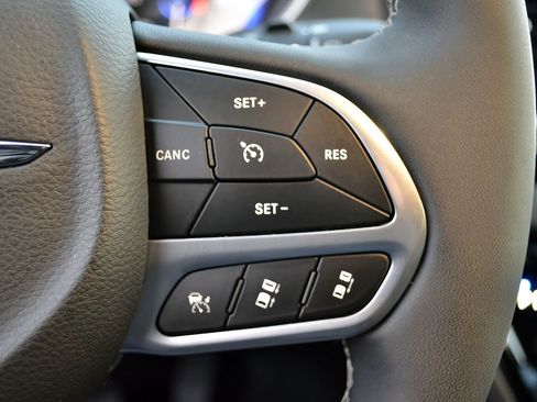 Used 2025 Chrysler Pacifica Select image 16